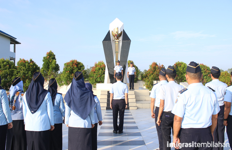 Upacara Tabur Bunga di Taman Makam Pahlawan Yudha Bakti Tembilahan dalam rangka HBI ke-70
